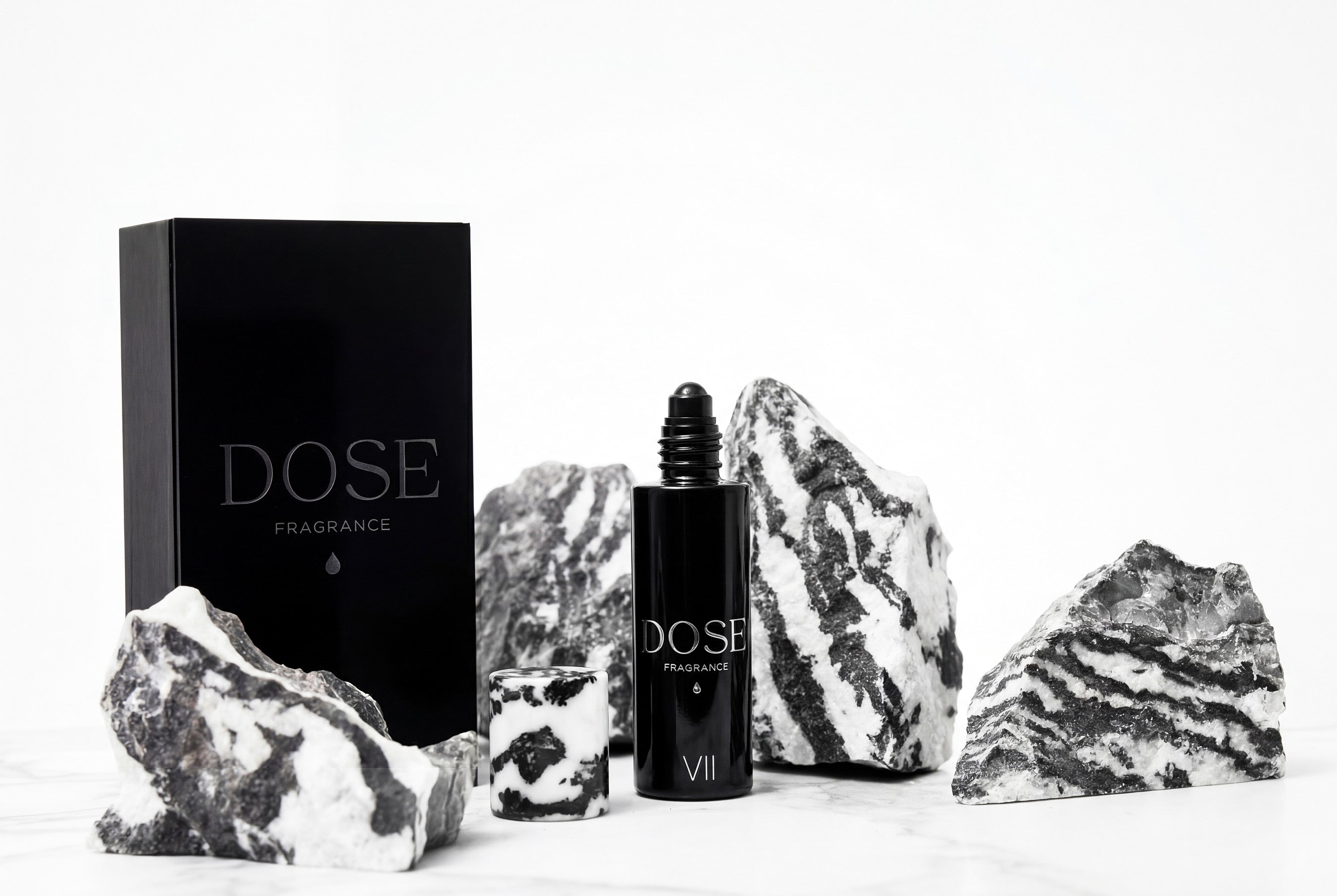 Parfum huileux de niche DOSE Fragrance N°VI - profond, ambré, magnétique. - roll-on 30ml